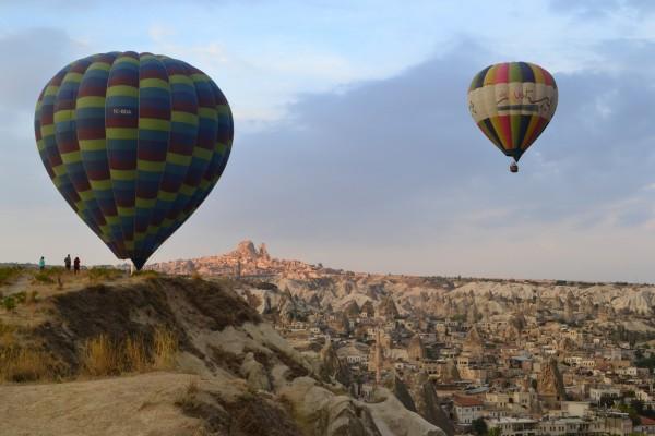 Globos aerostáticos creando un fabuloso paisaje en el alba de Cappadocia