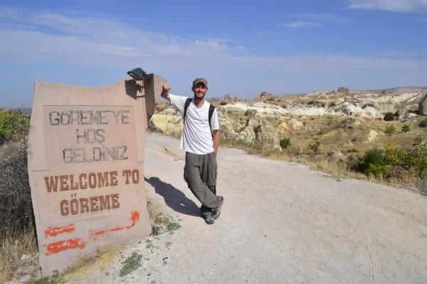 Cartel en las entradas de Göreme, el pueblo central de la región de Cappadocia