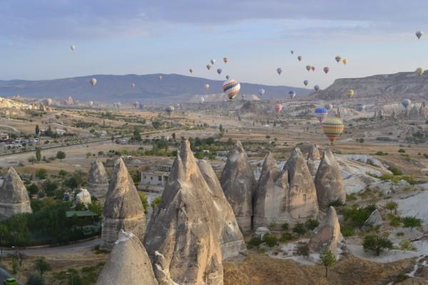 Globos aerostáticos creando un fabuloso paisaje en el alba de Cappadocia