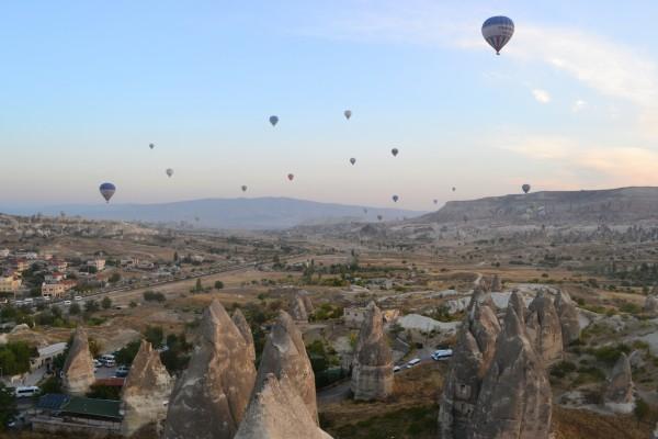 Globos aerostáticos creando un fabuloso paisaje en el alba de Cappadocia