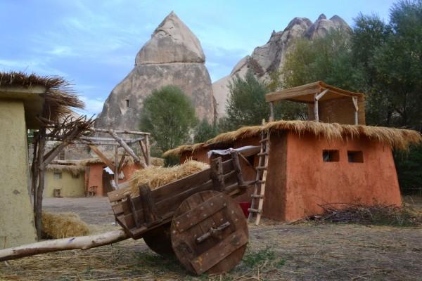 Pueblos estilo Edad de Piedra en el Valle de las Palomas