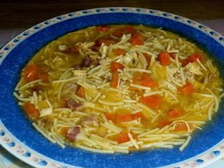 Sopa de fideos con pollo, jamón y verduras