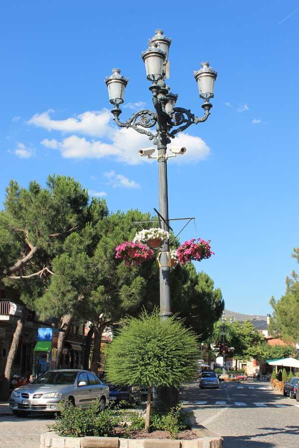 Calle principal, con su farolas y sus cámaras.