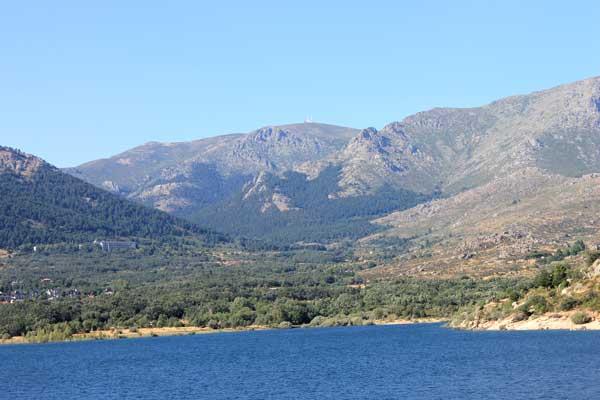 El Embalse de Navacerrada. En la cumbre, la bola del mundo con sus antenas