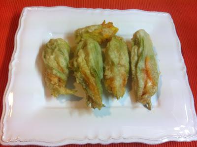 Flores De Calabacín Rellenas De Queso En Tempura