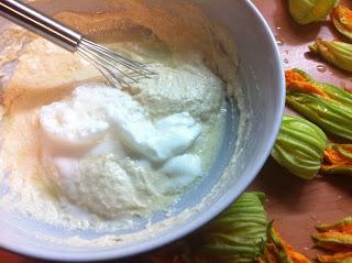 Flores De Calabacín Rellenas De Queso En Tempura