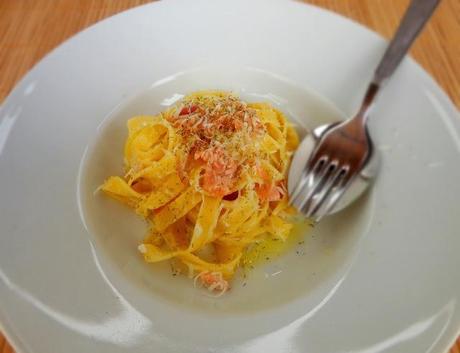 Tagliatelle con yogur y salmón