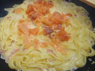 Tagliatelle con yogur y salmón