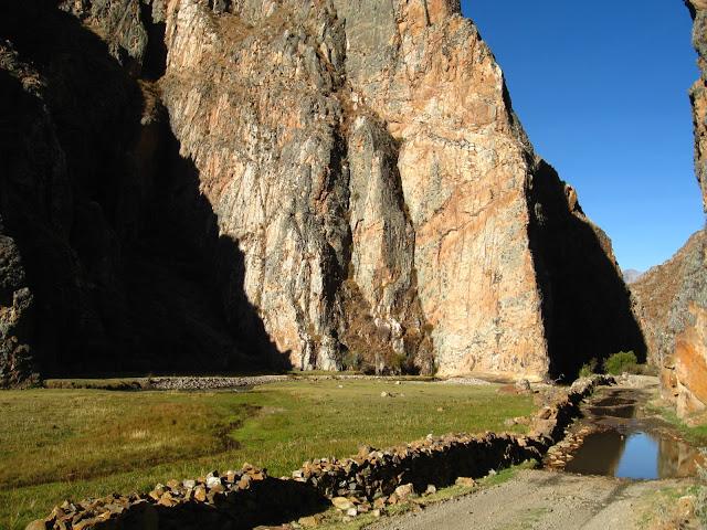 A pie desde Huancahuasi a Rapaz: ruinas, bosques, catararas y... ¡perros!