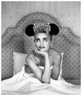 Cara Delevingne y Rosie Huntington-Whitheley con orejas  a lo Minnie Mouse