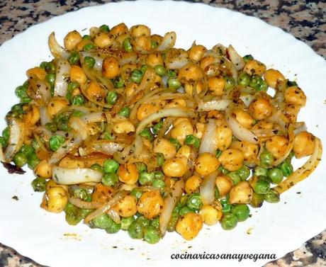 Garbanzos con guisantes y cebolla