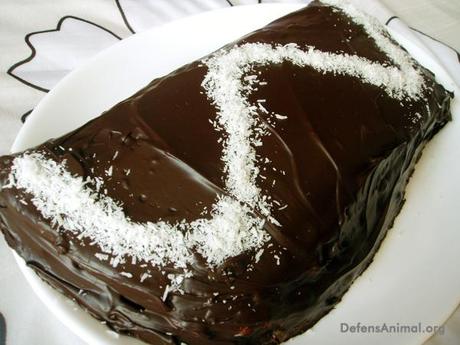 Bizcocho vegano relleno de crema y cubierto de chocolate