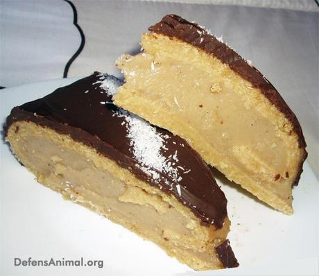 Bizcocho vegano relleno de crema y cubierto de chocolate