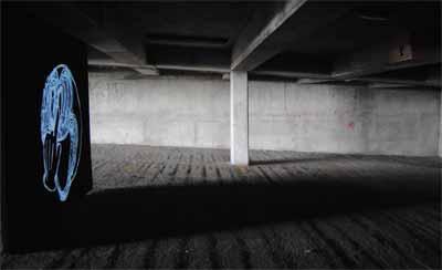 Vídeo-arte en el parking de Frank's Cafe, Londres.