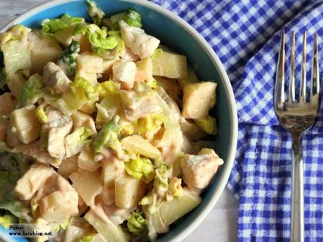 Ensalada veraniega de pollo ecológico con frutas, lechuga y salsa rosa. Receta