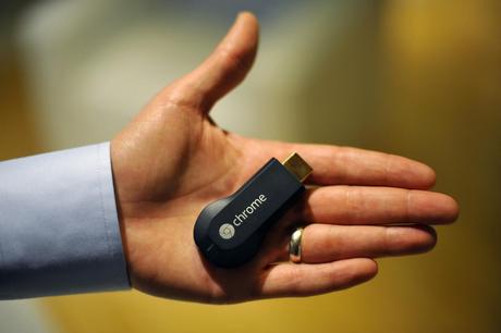 Google presenta Chromecast Chromecast mano
