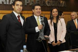 Presidente de Paraguay denuncia corrupción de antecesor.