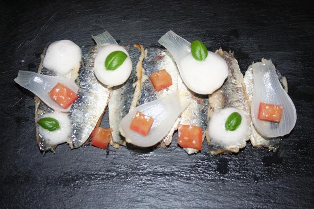 SARDINAS EN ACEITE CON CEBOLLETA Y TOMATE