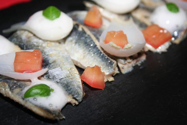 SARDINAS EN ACEITE CON CEBOLLETA Y TOMATE