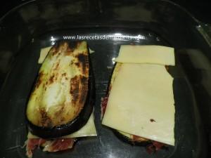 Milhojas de berenjena, jamón y queso