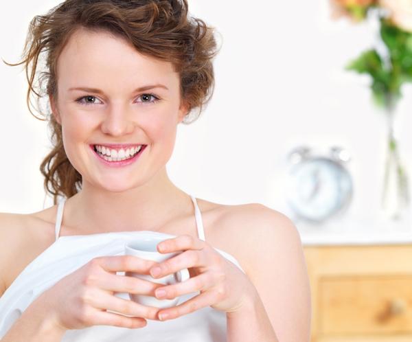 Los cambios de hábitos en vacaciones pueden afectar a nuestro tránsito intestinal. Te damos consejos para cuidarte por dentro y disfrutar de una barriga feliz también en verano. (© Gtres)