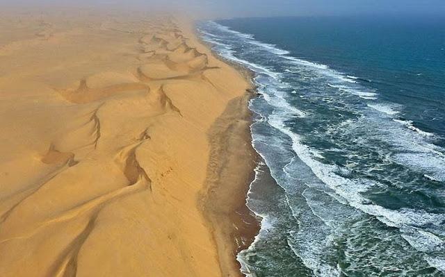 La Costa de los Esqueletos, desierto y océano