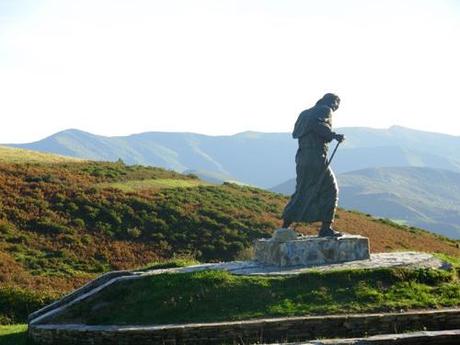 Estatua peregrino en O Cebreiro
