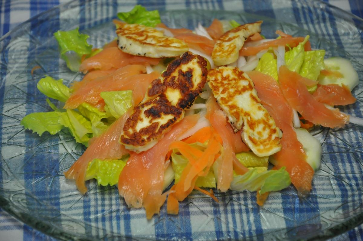 Ensalada De Salmón Y Halloumi