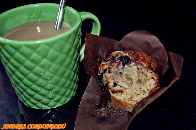 MUFFINS DE ARÁNDANOS Y CHOCOLATE BLANCO. BLUEBERRY MUFFINS.