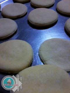 Batbut,pan de semolina relleno de atún. Batbut,pan de semolina relleno de atún.