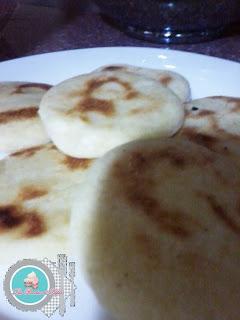 Batbut,pan de semolina relleno de atún. Batbut,pan de semolina relleno de atún.