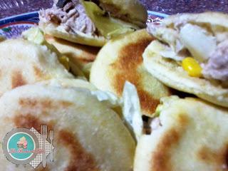 Batbut,pan de semolina relleno de atún. Batbut,pan de semolina relleno de atún.