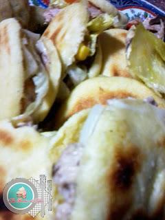 Batbut,pan de semolina relleno de atún. Batbut,pan de semolina relleno de atún.