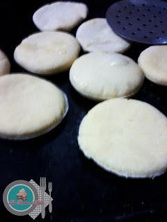 Batbut,pan de semolina relleno de atún. Batbut,pan de semolina relleno de atún.