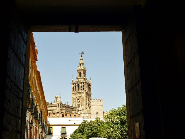 La nueva iluminación del Alcázar (1): la Puerta del Patio de Banderas.