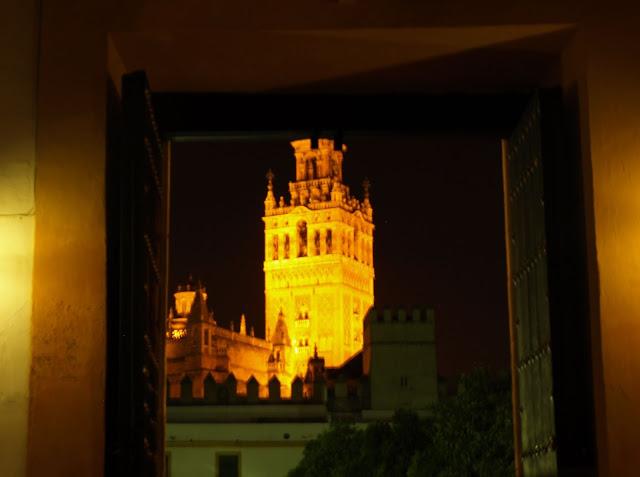 La nueva iluminación del Alcázar (1): la Puerta del Patio de Banderas.