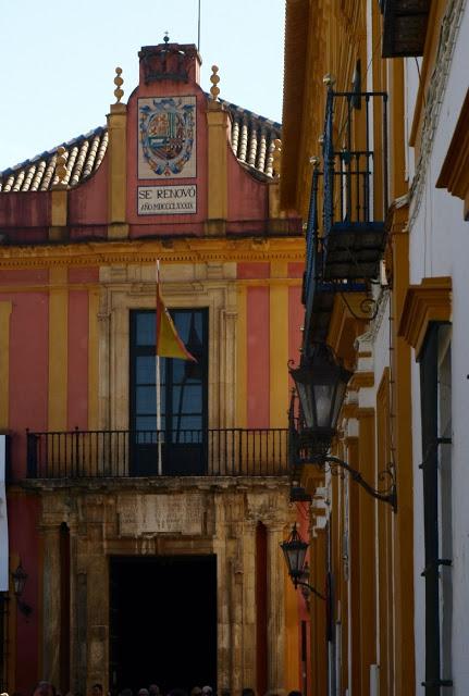La nueva iluminación del Alcázar (1): la Puerta del Patio de Banderas.