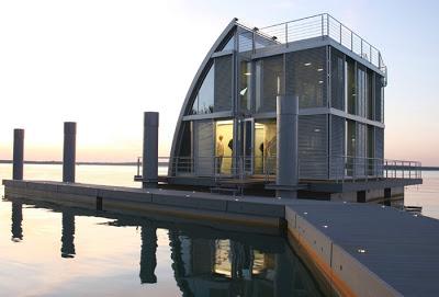 Casa Flotante Minimalista