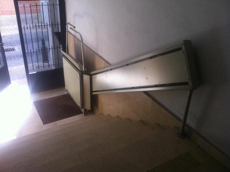 Plataforma salva escaleras en portal de mi casa