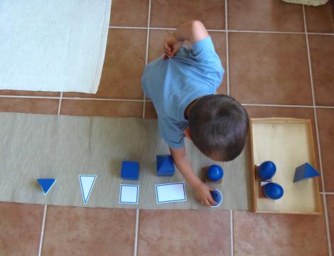 Montessori en Casa: Imprimible bases sólidos geométricos - Printable geometric solid bases