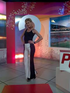 ABAJO DE LA PASARELA ¡Hola a todos! ¿Cómo están? Miércole...