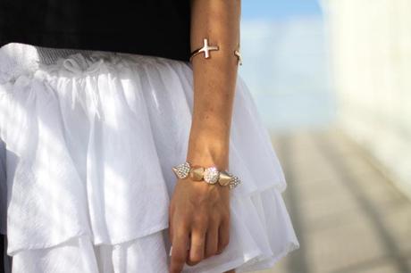 Summer fashion inspiration: white skirt and golden bracelets