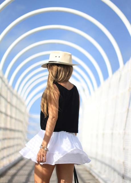 Beach outfit with white skirt by fashion blogger Mónica Sors