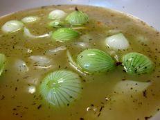 Chalotas en salsa gravy vegetariana.