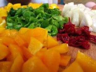 Revuelto de salteado de pimientos con cebolla y queso