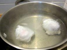 Panqueques de remolacha con huevo poché