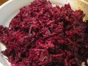 Panqueques de remolacha con huevo poché