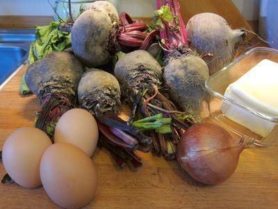 Panqueques de remolacha con huevo poché