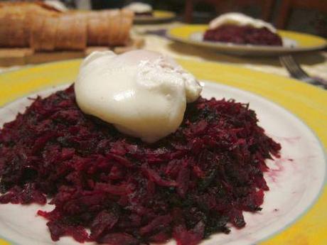 Panqueques de remolacha con huevo poché
