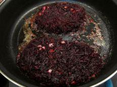 Panqueques de remolacha con huevo poché